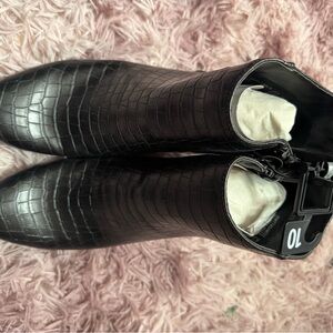 Women’s croc design ankle bootie